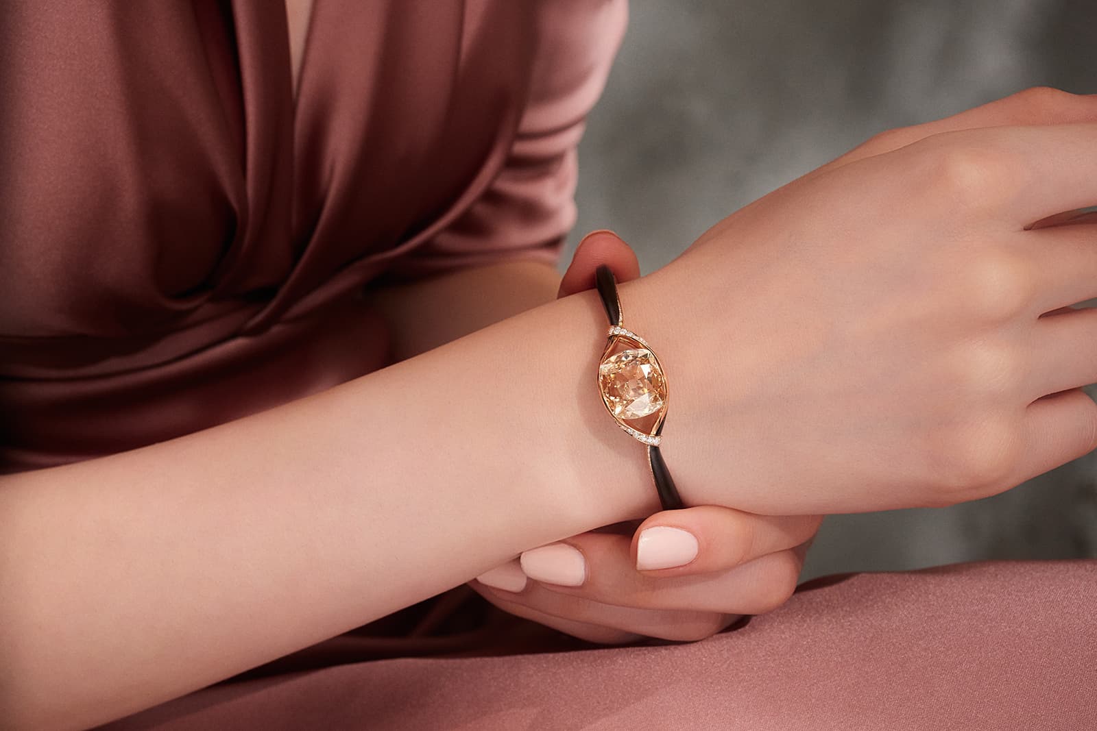 FORMS MUSE cushion-shaped diamond bangle in 18k rose gold and bronze, set with an internally flawless, Type IIa, 9.09 carat light brown diamond 