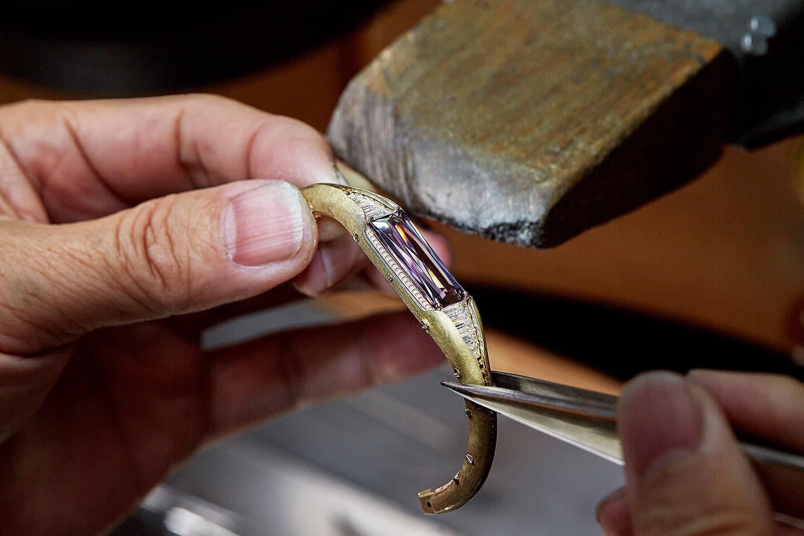 Создание браслета FORMS из коллекции MUSE из 18-каратного розового золота и бронзы с розово-фиолетовой шпинелью 8.08 карата и бриллиантами