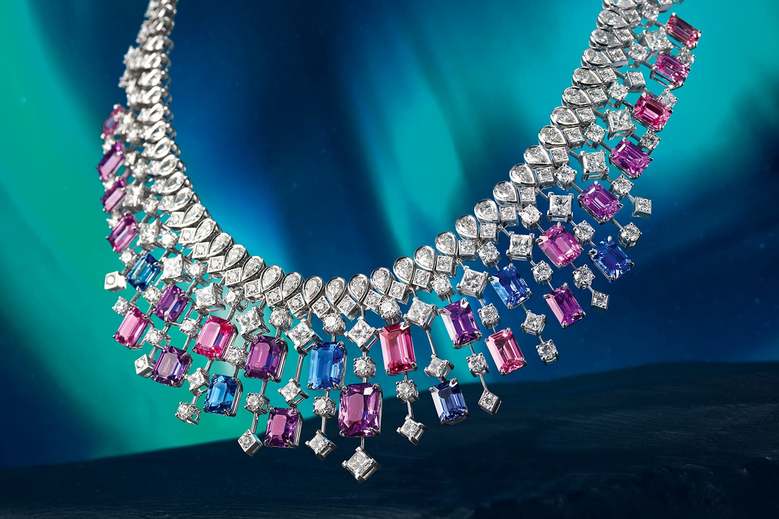 Каскад из 27 розовых, фиолетовых и голубых сапфиров в колье Gloaming Illuminations Piaget из коллекции Extraordinary Lights
