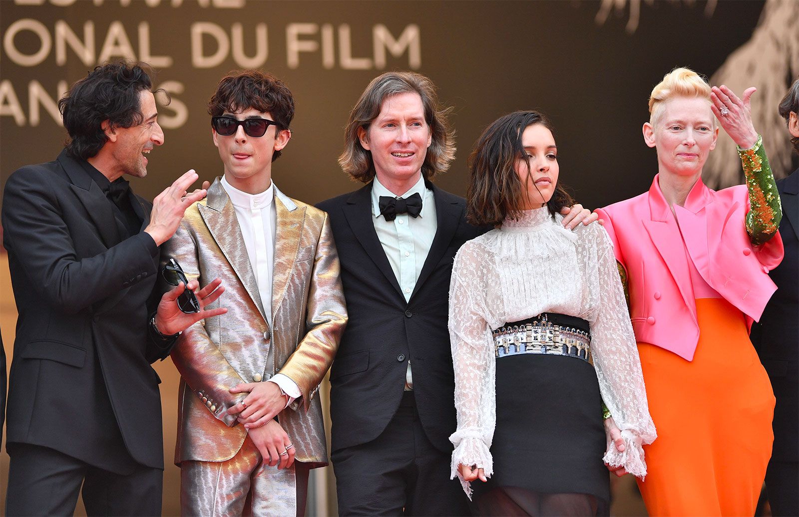 Тимоти Шаламе на премьере фильма French Dispatch на Каннском кинофестивале в 2021 году в нескольких кольцах и браслетах Cartier