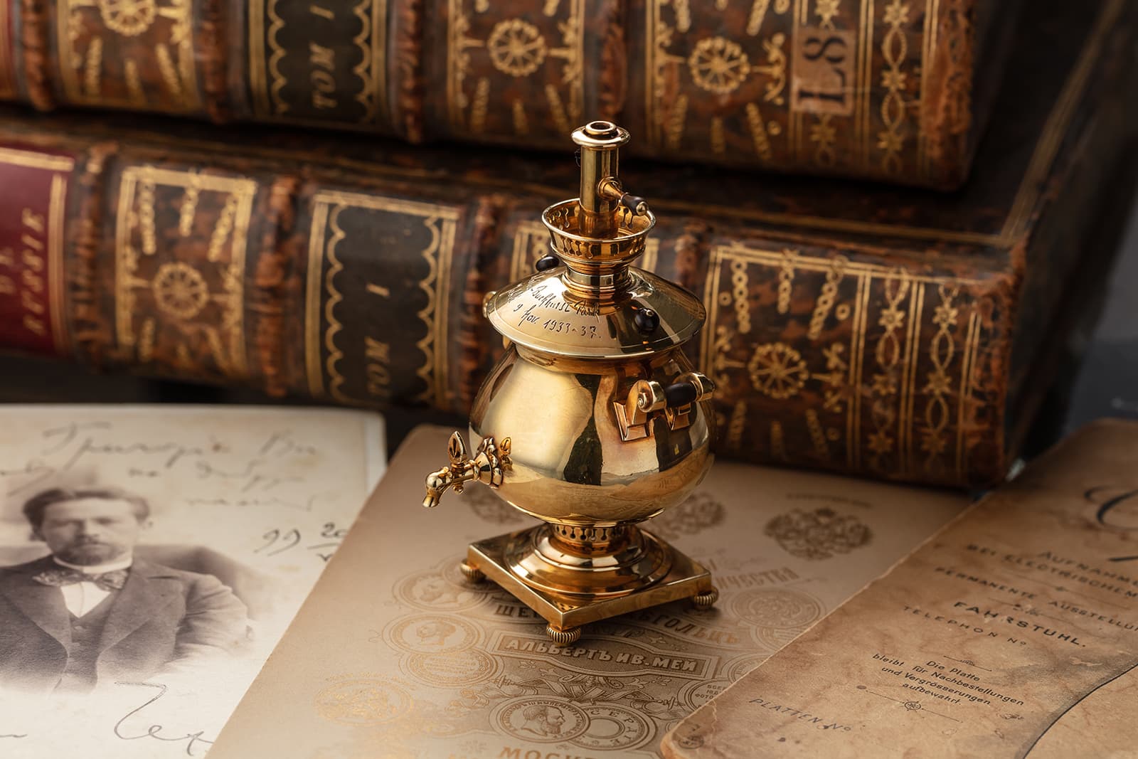 Fabergé gold table lighter in the form of a miniature samovar (circa. 1908-1917), part of the Harry Woolf collection of Fabergé pieces to be sold by Christie’s London in November 2021