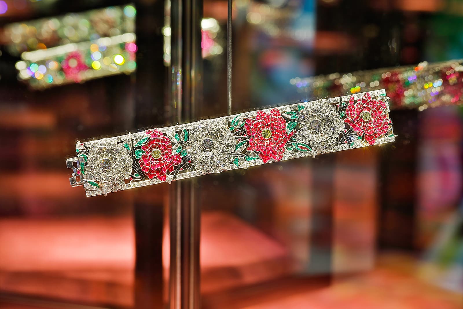 Van Cleef & Arpels Intertwined Flowers bracelet with red and white roses from 1924, presented as part of the Florae exhibition