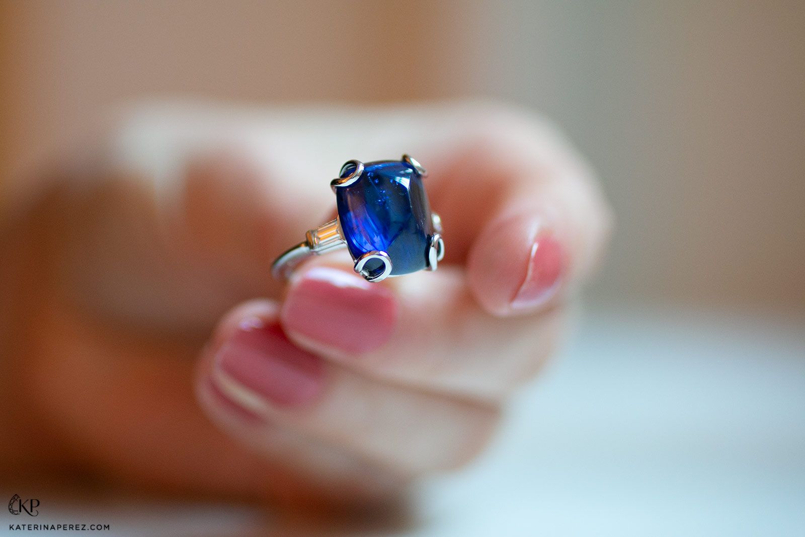 A heated Sri Lankan sapphire sugarloaf cabochon ring set in 18k gold and platinum, owned by an Italian family and due to be sold by Bonhams Paris in November 2021