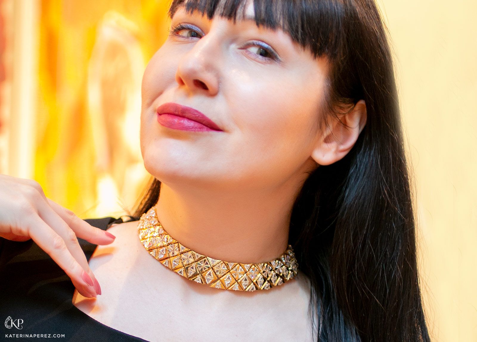 Katerina Perez wears an 18k yellow gold necklace with triangular-shaped diamonds which is due to be auctioned by Bonhams Paris in November 2021