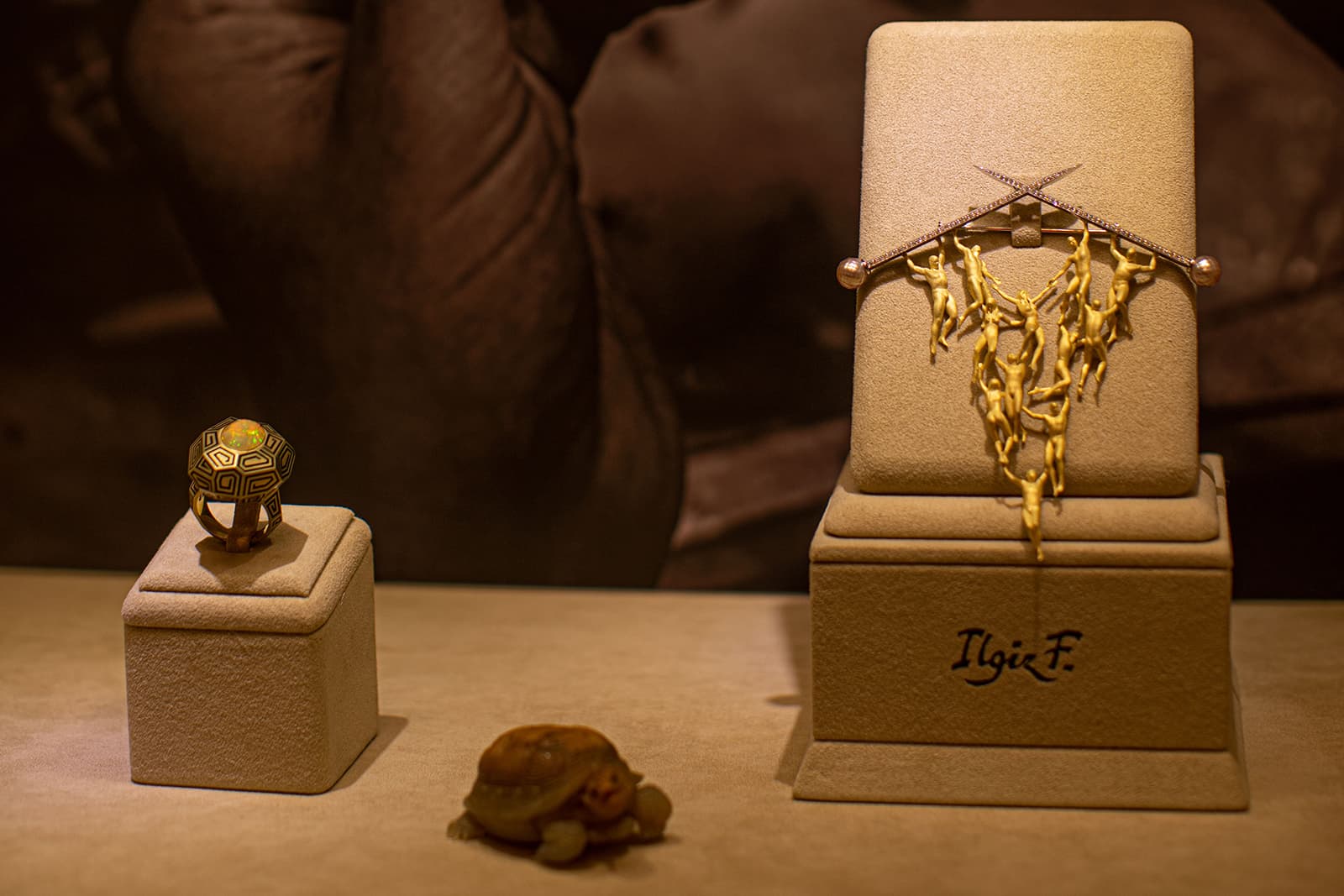 Брошь Ilgiz F. «Бытие» из коллекции Portafortuna с жемчугом 13,4 карата и бриллиантами; кольцо «Грани» с опалом 4,23 карта; «Черепаха» из резного агата