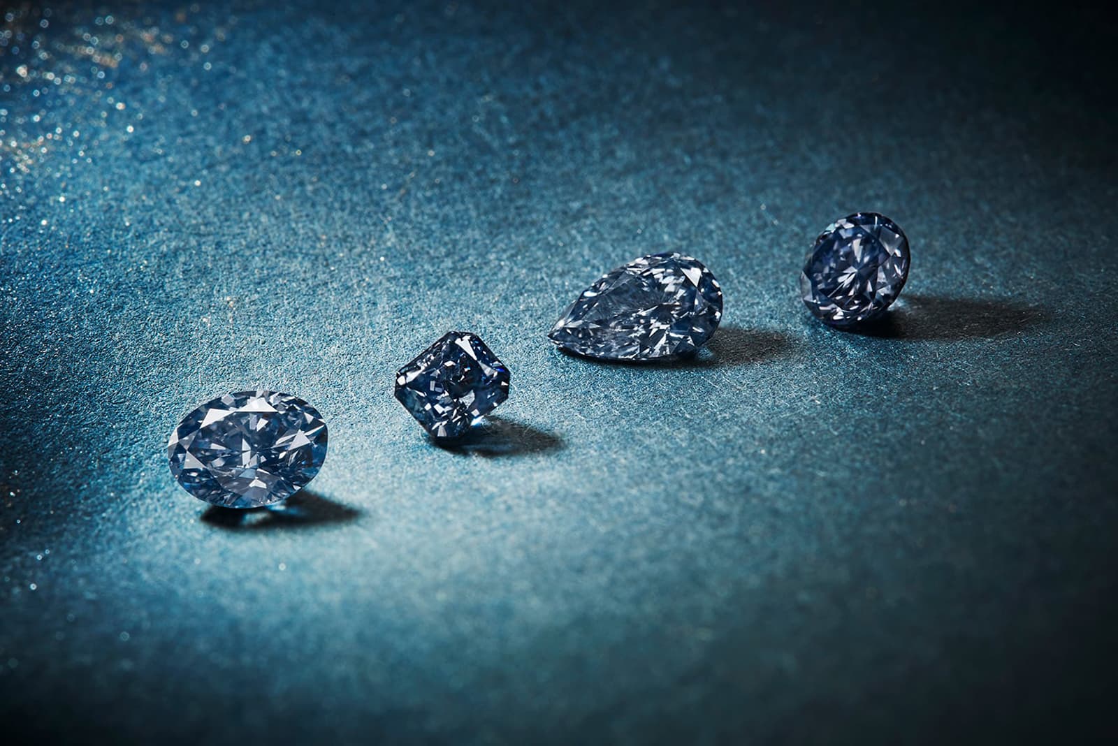 Коллекция Once in a Blue Moon из 41 бриллианта общим весом 24,88 карата - последние синие и фиолетовые бриллианты, добытые на руднике Аргайл