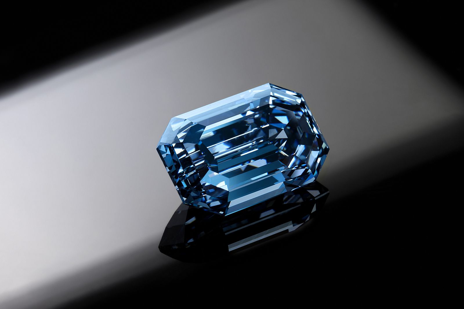 Голубой бриллиант De Beers Cullinan оценивается более чем в 48 миллионов долларов США