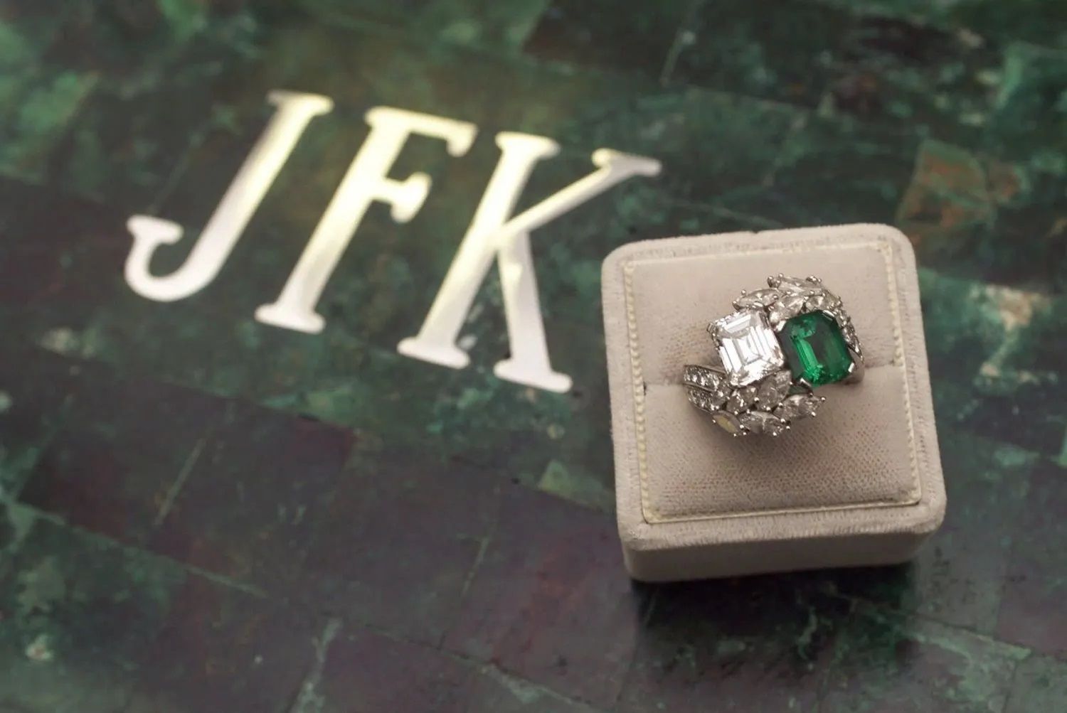 Обручальное кольцо с изумрудом и бриллиантом, которое Джон Ф. Кеннеди подарил Джеки Кеннеди в начале 1960-х годов