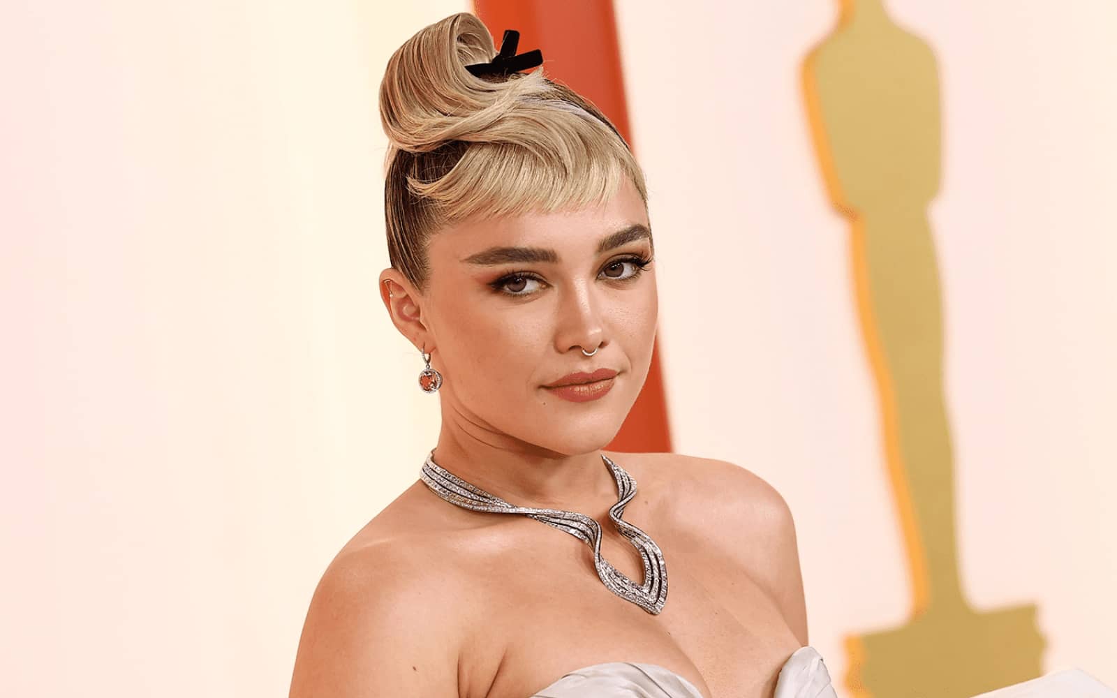 Florence Pugh wears a pair of Tiffany & Co. pink tourmaline and diamond drop earrings and necklace from the Tiffany & Co. Botanica collection to the Oscars 2023