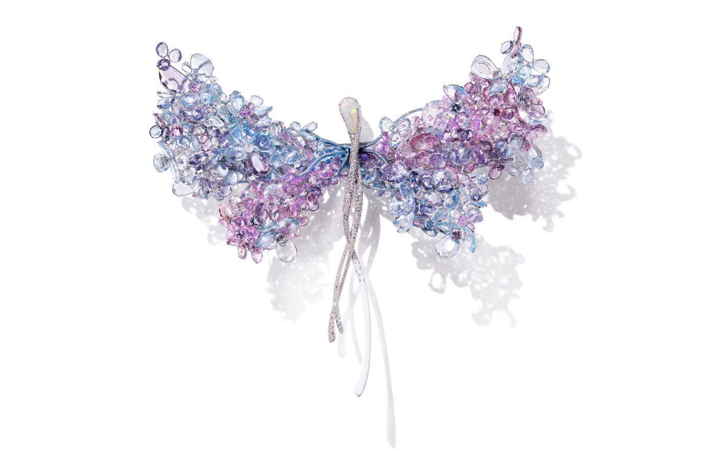 A closer look at the Feng J ‘Blooming Dragonfly Diva’ brooch with ‘Floating Set’ double rose-cut gemstones and the innovative ‘Standing Mounting’ technique to create a painterly style
