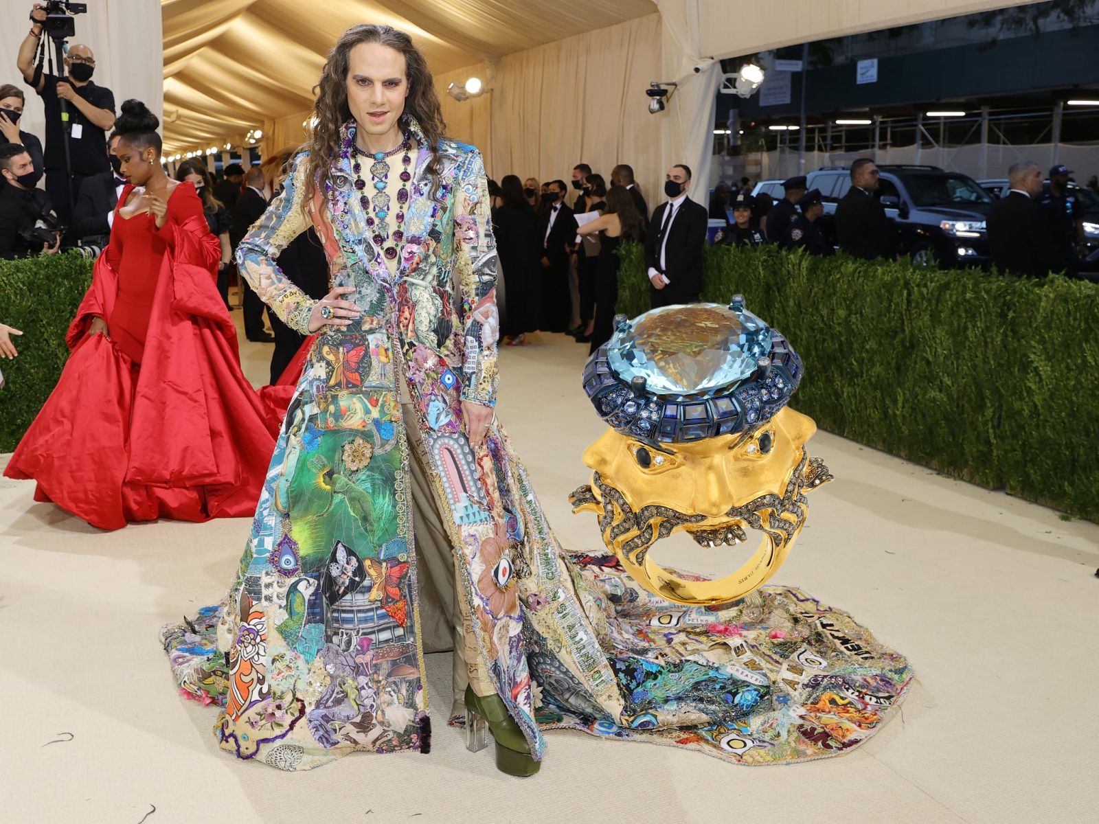 Jordan Roth wears the Lydia Courteille Caravan agate necklace and the matching 4 Faces Caravan ring, plus a Rene Boivin amethyst necklace from A La Vieille Russie, to the Met Gala 2021