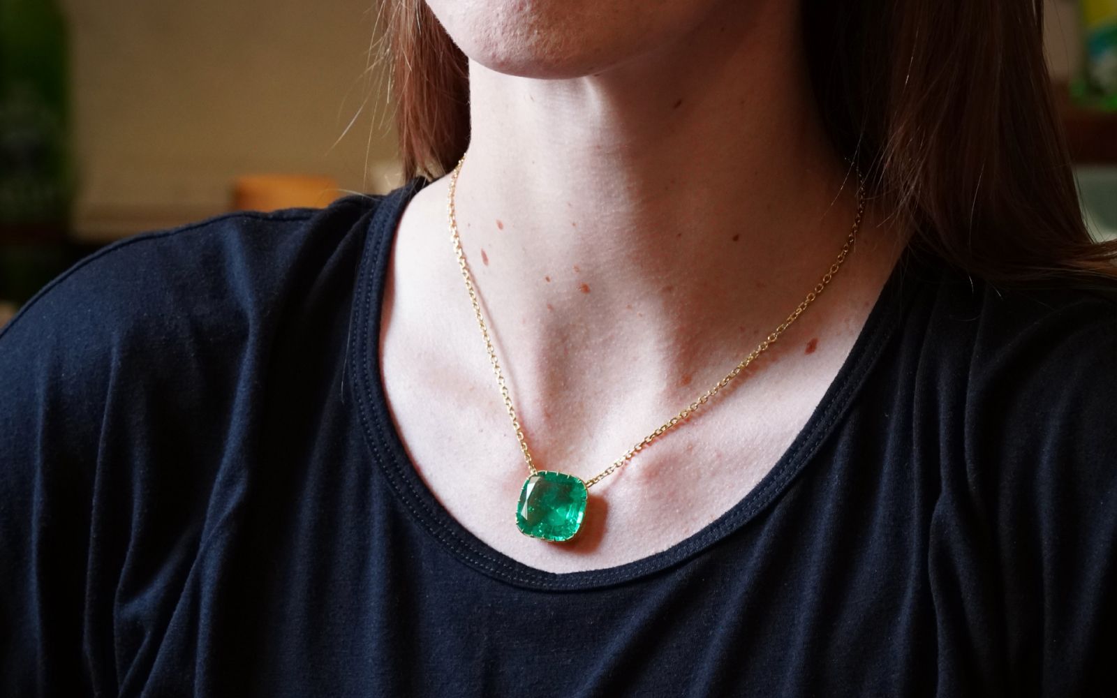 Jogani necklace with a 22.36 carat cushion-cut Colombian emerald in 20k gold 