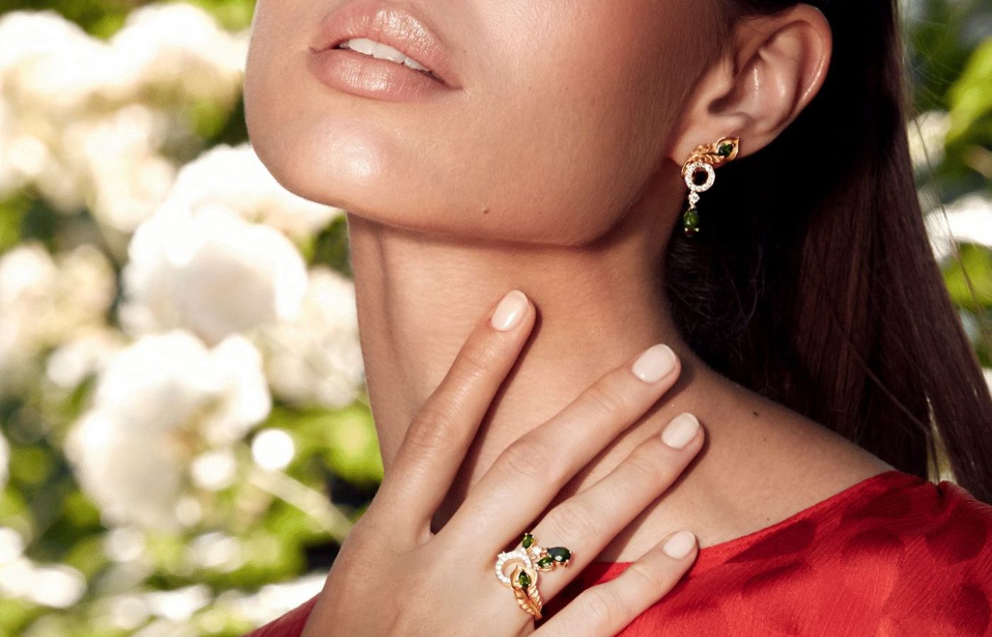 A model wears the Carrera y Carrera Mistral earrings and ring from the Origen collection, set with diopsites and diamonds in 18k gold