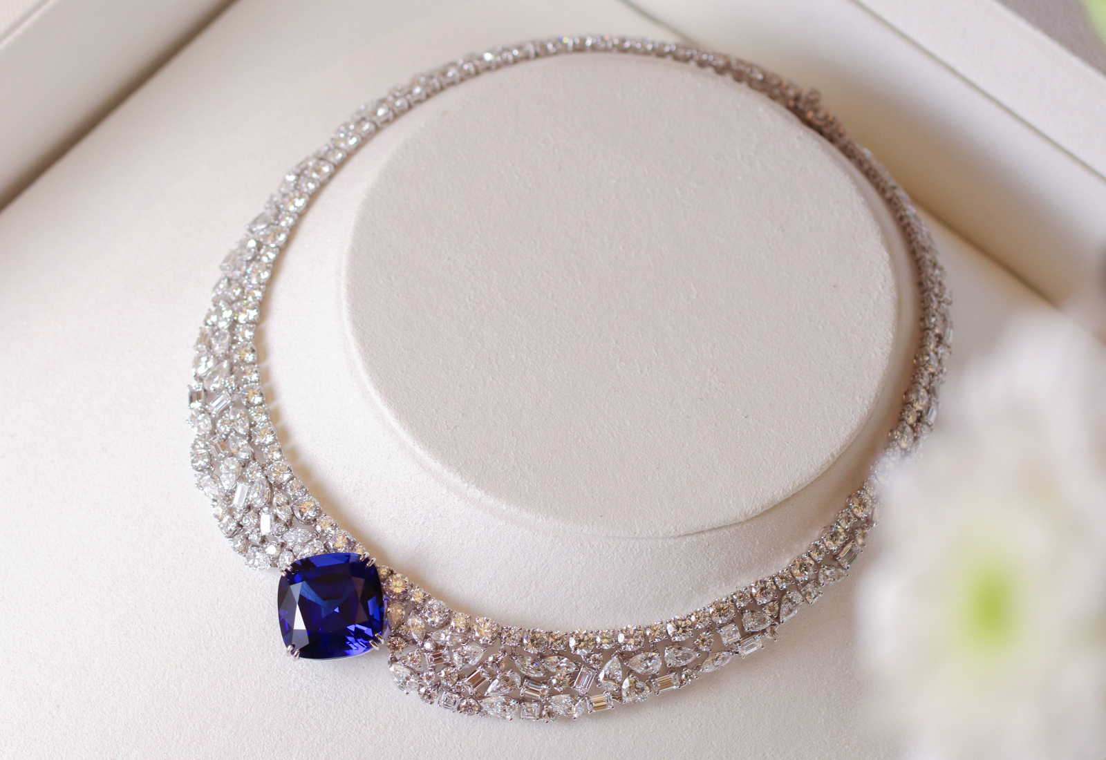 Bucherer Fine Jewellery necklace in white gold, tanzanite and diamonds