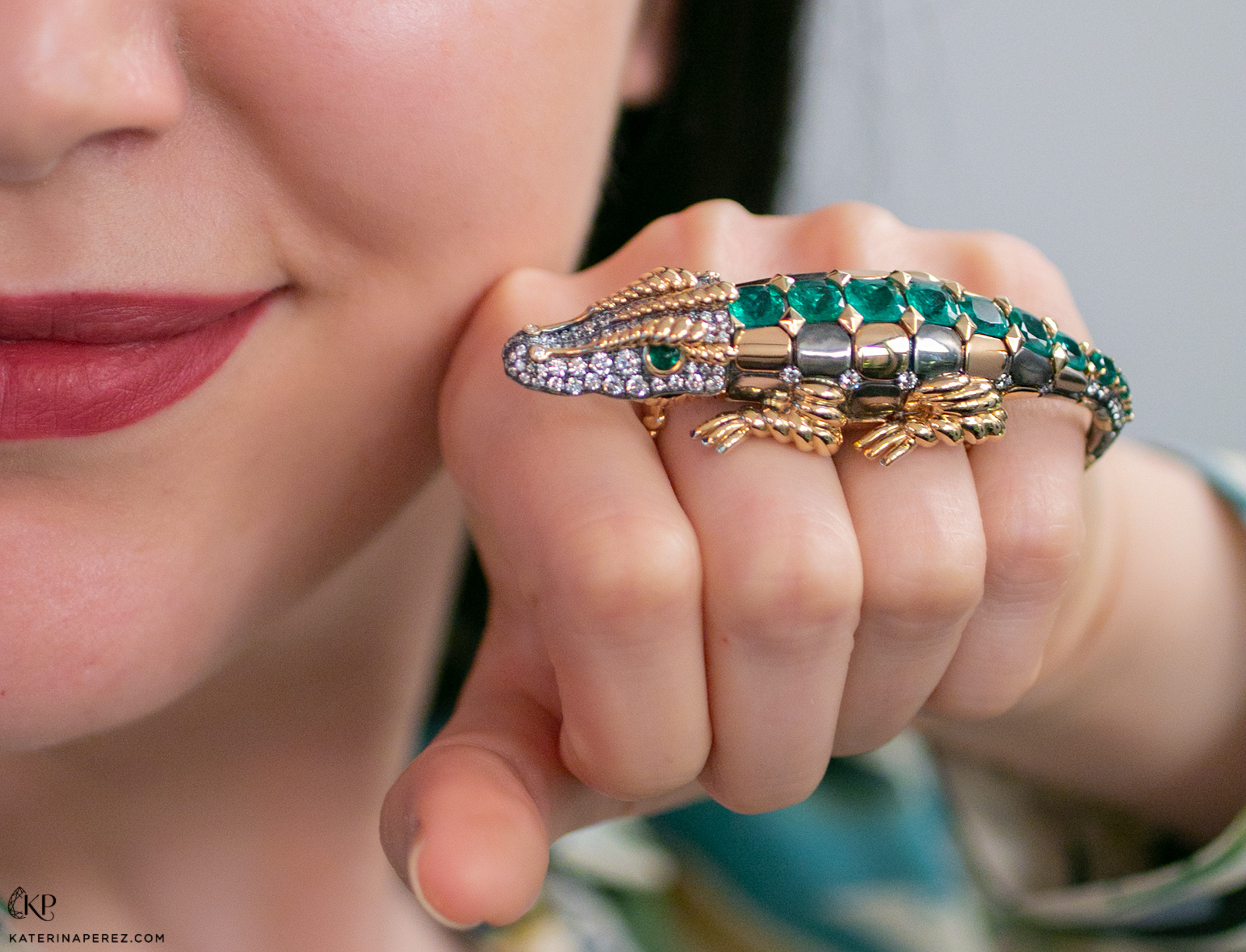 Two-finger Crocodile ring with emeralds in yellow gold and silver from Magica Naturae collection by Elie Top