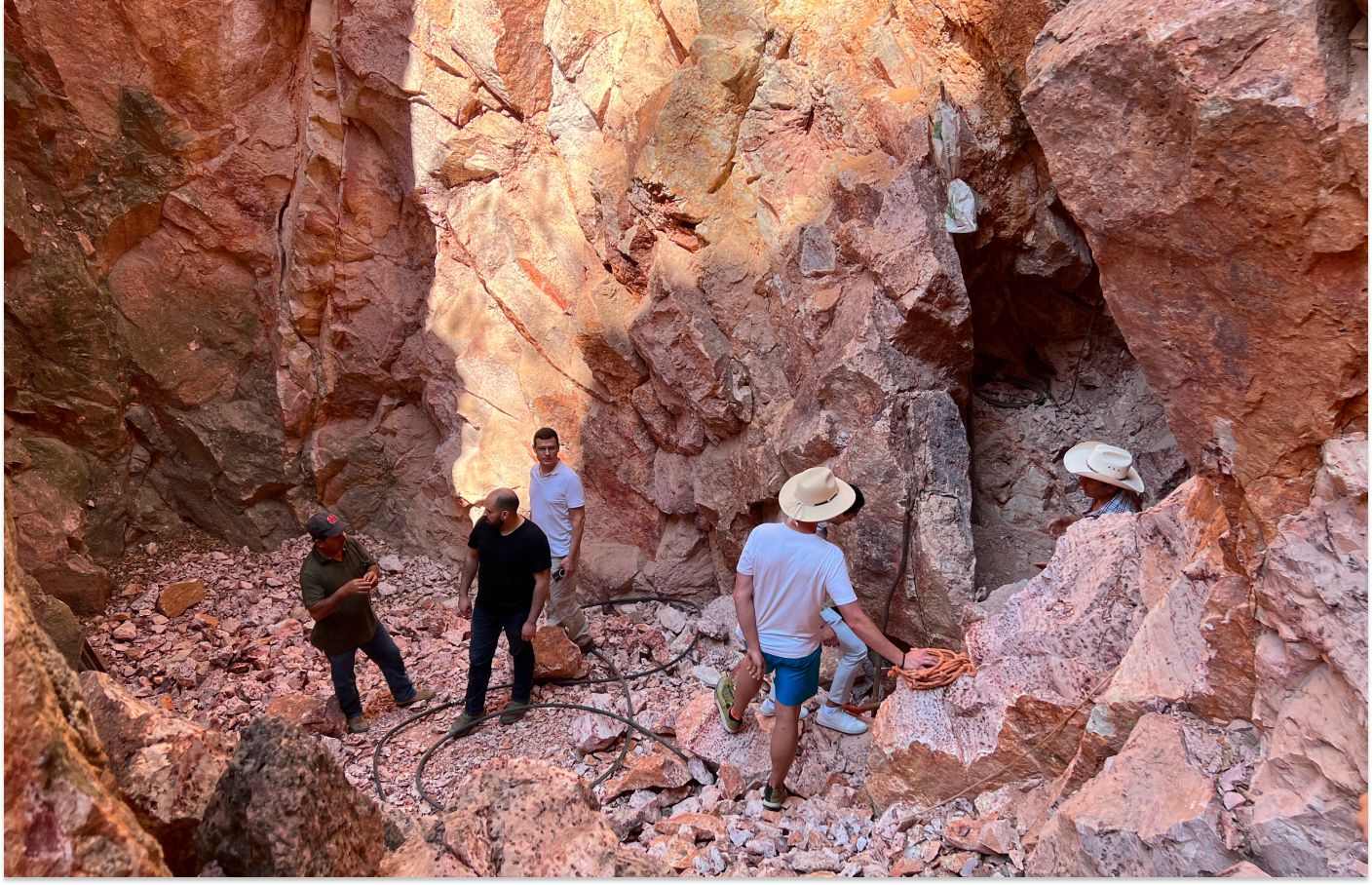 A team prospecting fire opal in Queretaro, Mexico, courtesy of The Gem Odyssey 
