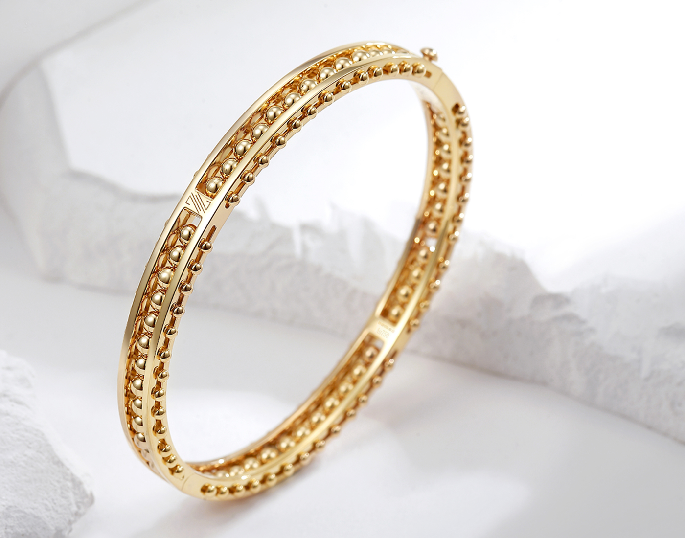 Zeemou Zeng Impressionists unisex bangle in 18k yellow gold with moving gold beads