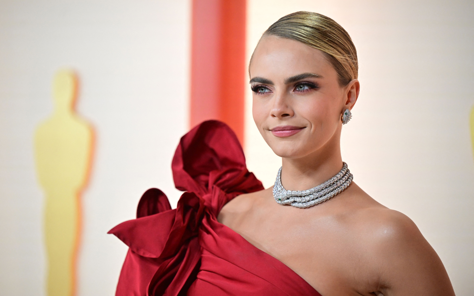 Cara Delevingne at the Academy Awards wearing a suite of Bulgari Serpenti jewels, including a 4.55-ct oval-shaped emerald ring