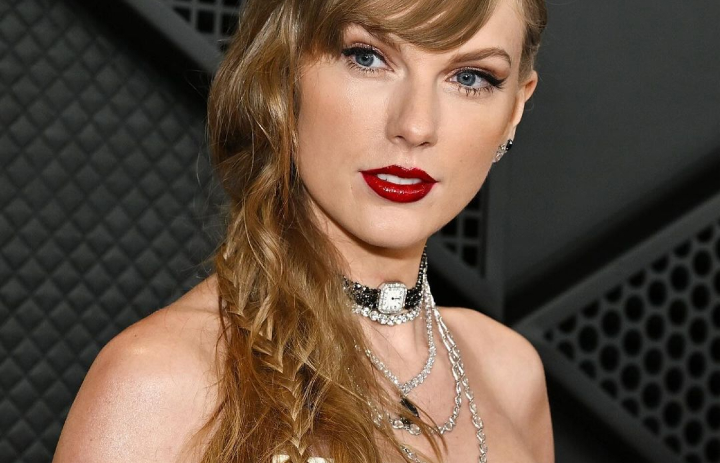 Taylor Swift wearing a Lorraine Schwartz watch choker necklace made of a triple-strand chain of black diamonds 