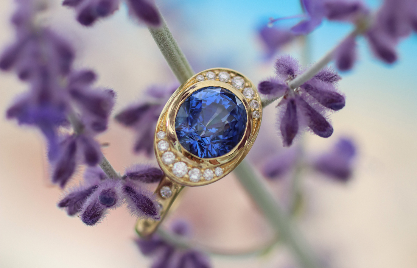 Florence Carr ring with a no-heat cornflower blue Ceylon sapphire of 5.04 carats and round diamonds set in 18k yellow gold 