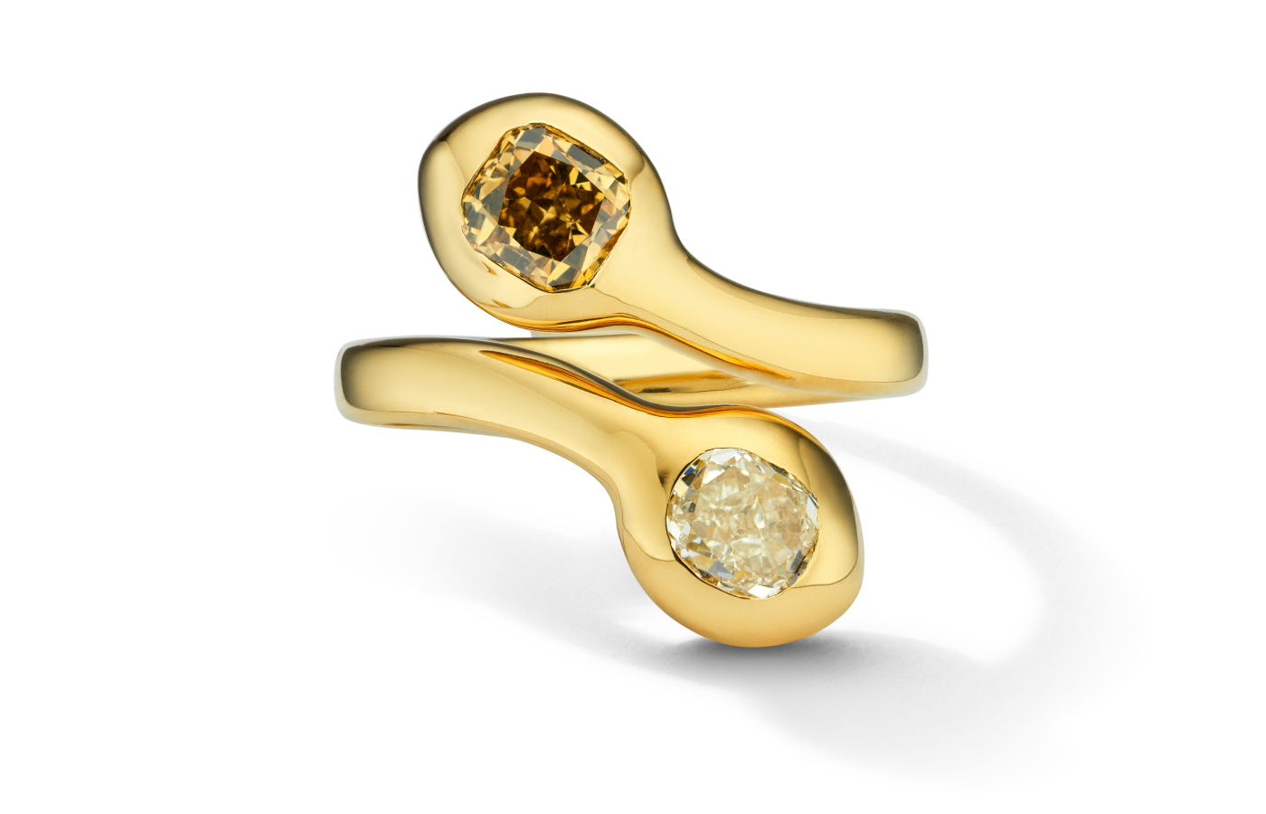 Florence Carr Snake ring from the Tafari collection with a 0.87 carat very light yellow diamond and a 0.88 carat fancy colour cognac diamond, set in 18k yellow gold 