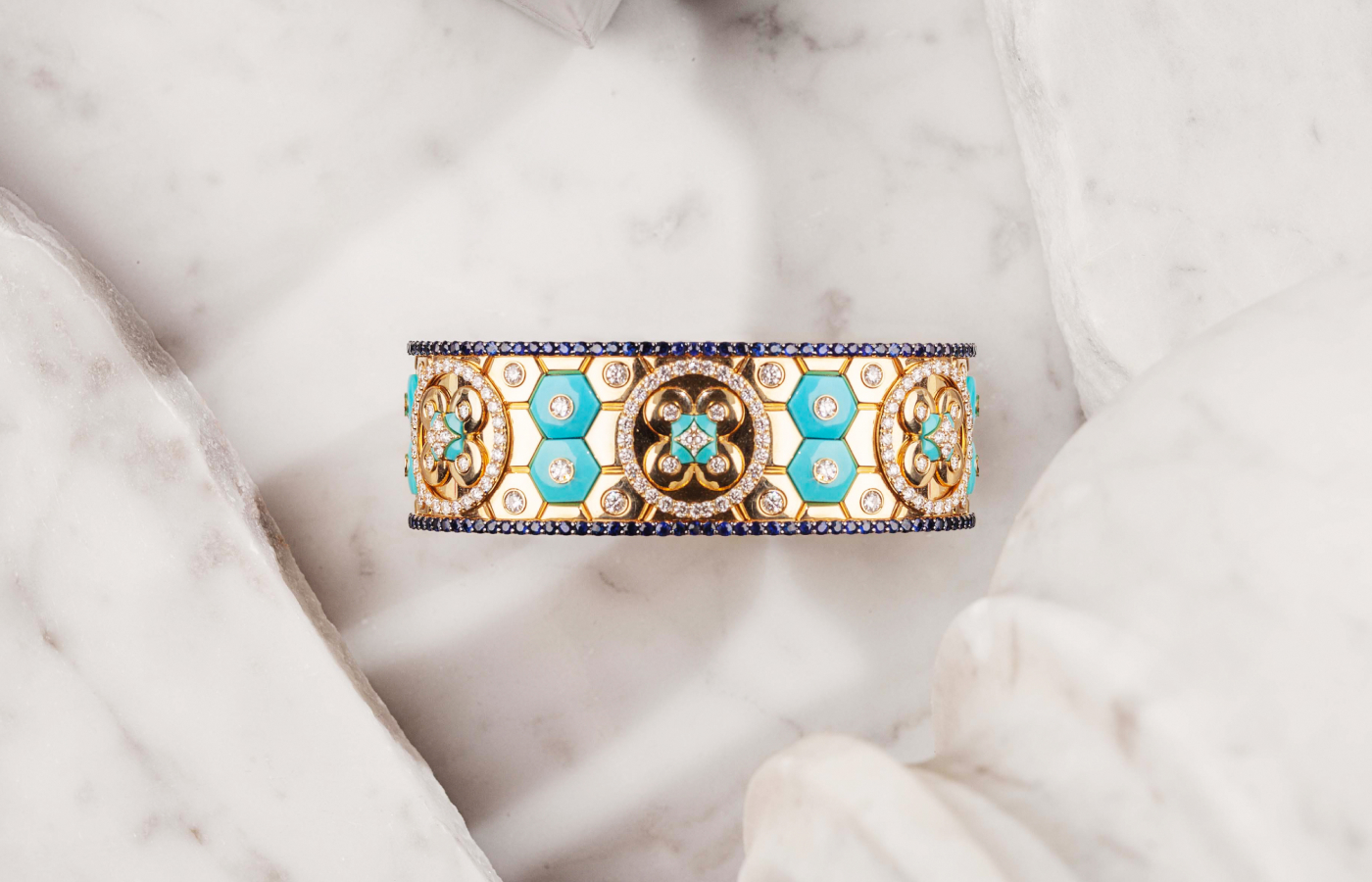 Large Baia Sommersa bangle in 18k yellow gold, with diamonds, sapphires and carved turquoise