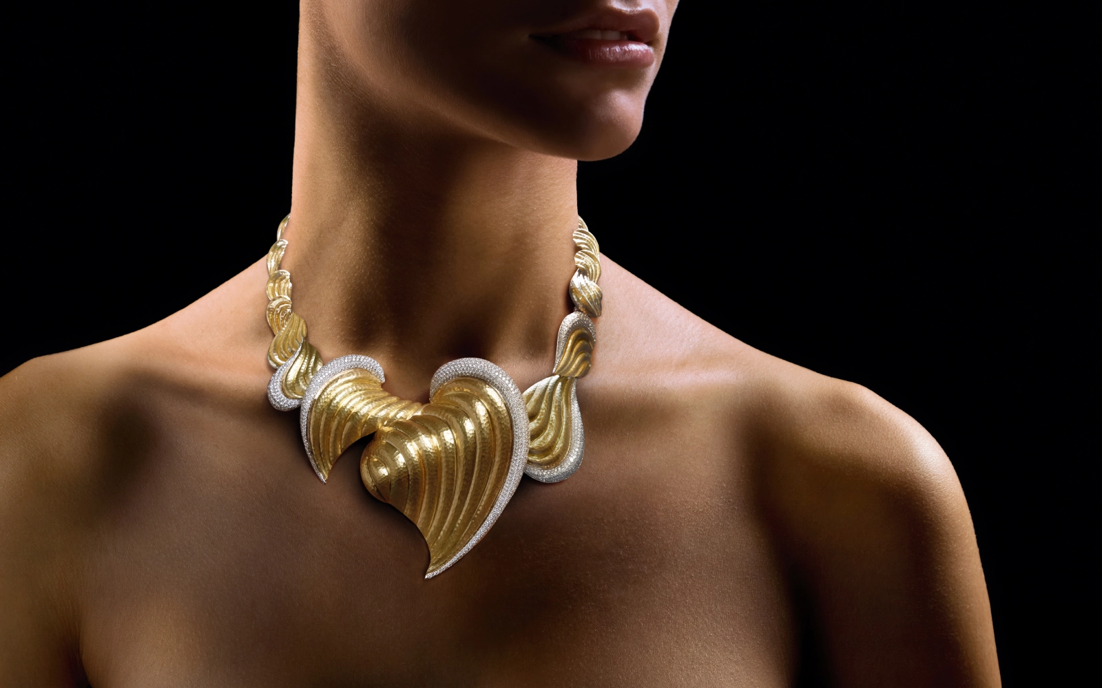 Model wears a Vendorafa necklace with diamonds in 18k white and yellow gold, from the Foglie collection