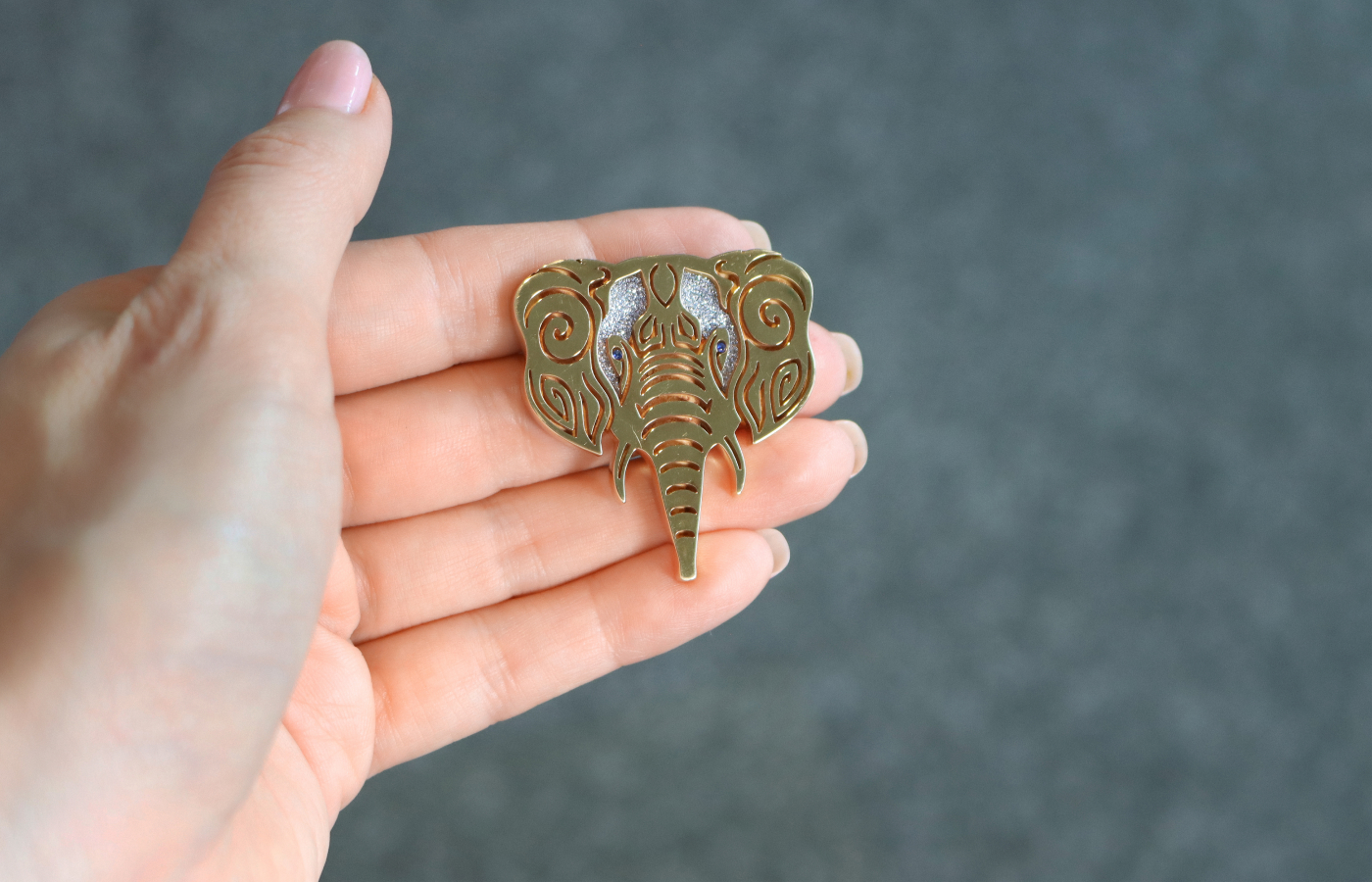 La Spilla “anima pura” brooch in the shape of an elephant with inlaid osmium, blue sapphires and 18k champagne gold 