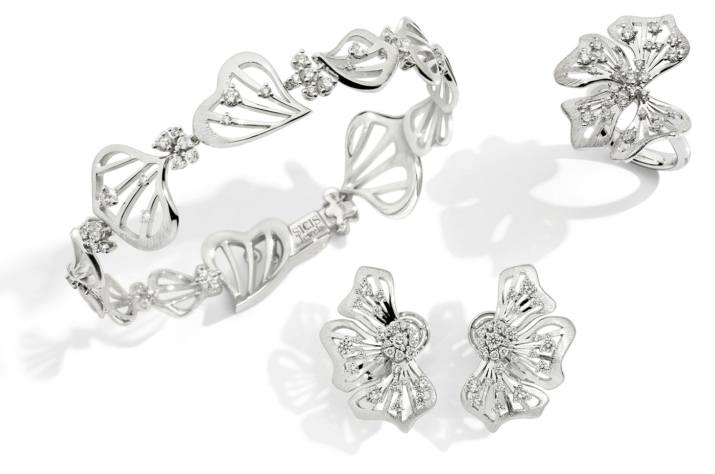 A bracelet, ring and earrings from the Sicis Hibiscus collection with diamonds in 18k white gold 