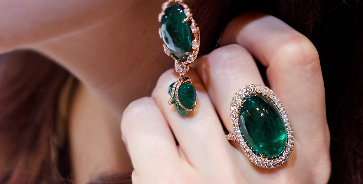 Inbar emerald ring and earrings set in rose gold