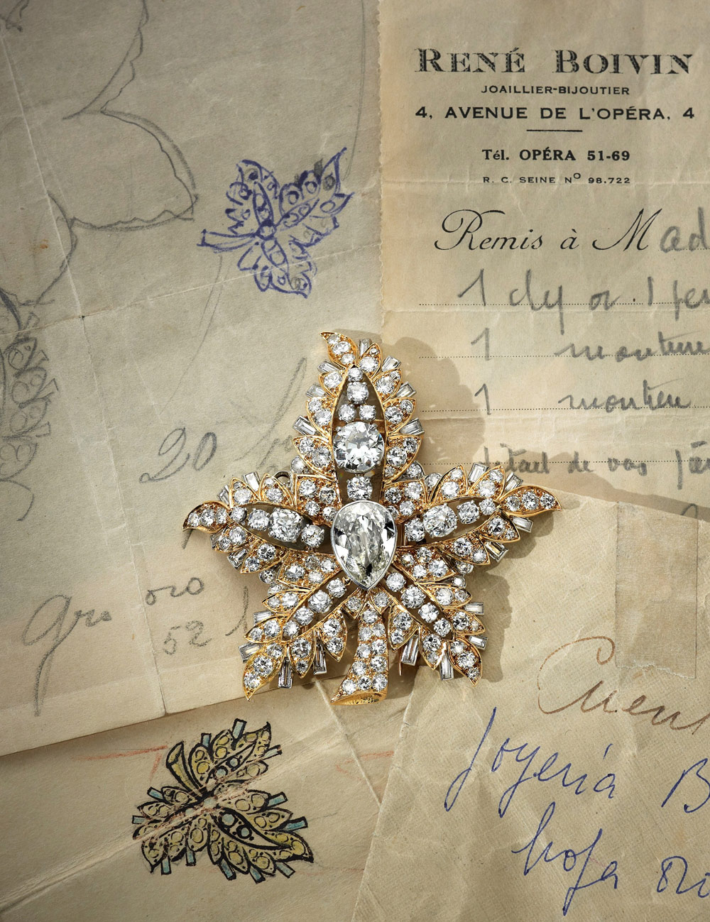 Брошь Кленовый Лист из 18-каратного золота с бриллиантами. Работа René Boivin, Париж 1948