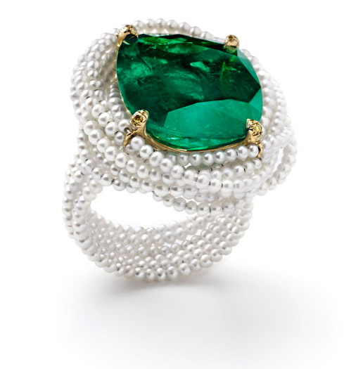 Suzanne Syz “La Colombiana perfecta” ring crafted in yellow gold and titanium. The centre stone is a Colombian Emerald 13.18 cts complemented by 12 Yellow diamonds 0.06 carat 