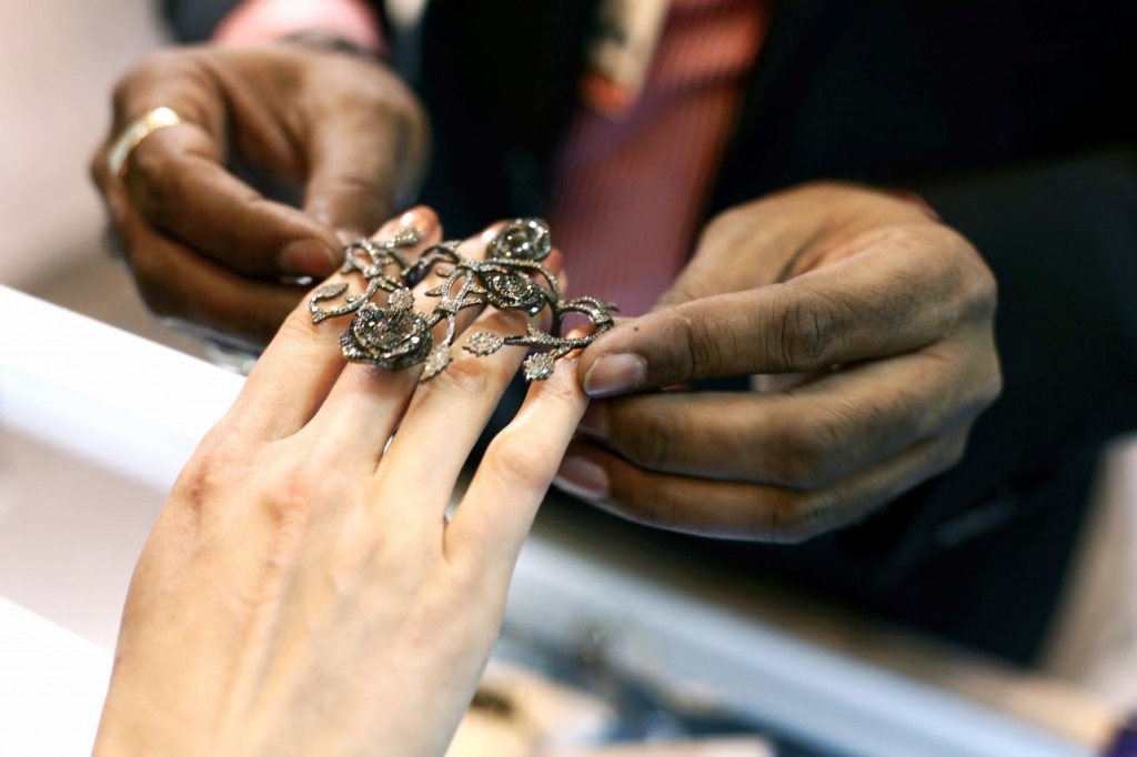 Gemco Jewels - Испания кольцо-кастет алмазные розы