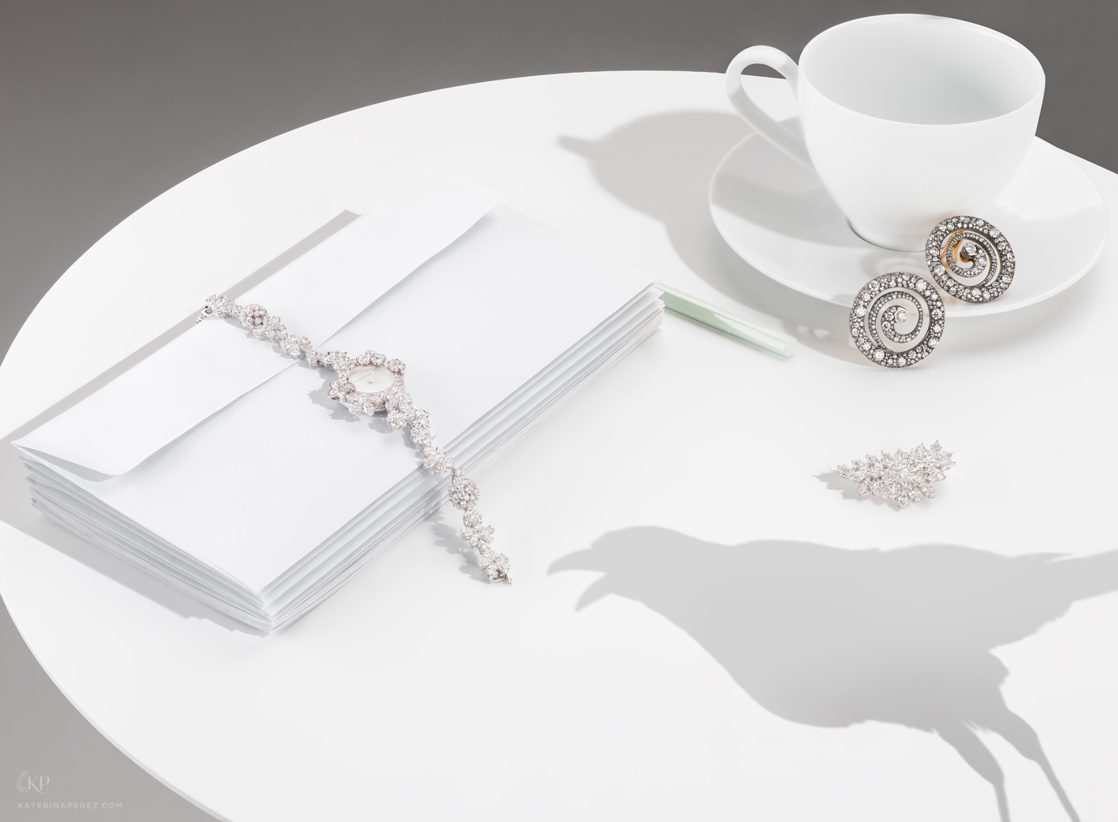 Слева направо: часы с бриллиантами Van Cleef&Arpels Folie des Prés, бриллиантовая брошь Harry Winston, серьги с бриллиантовым "паве" Jessica McCormack Tattoo