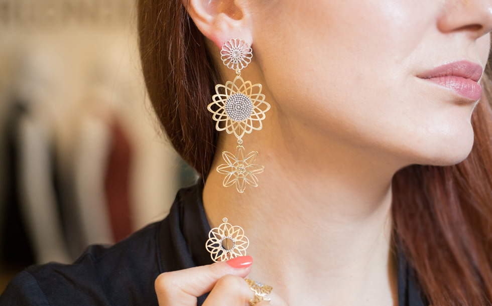 Alia Mouzannar Arabesque earrings in gold and diamonds
