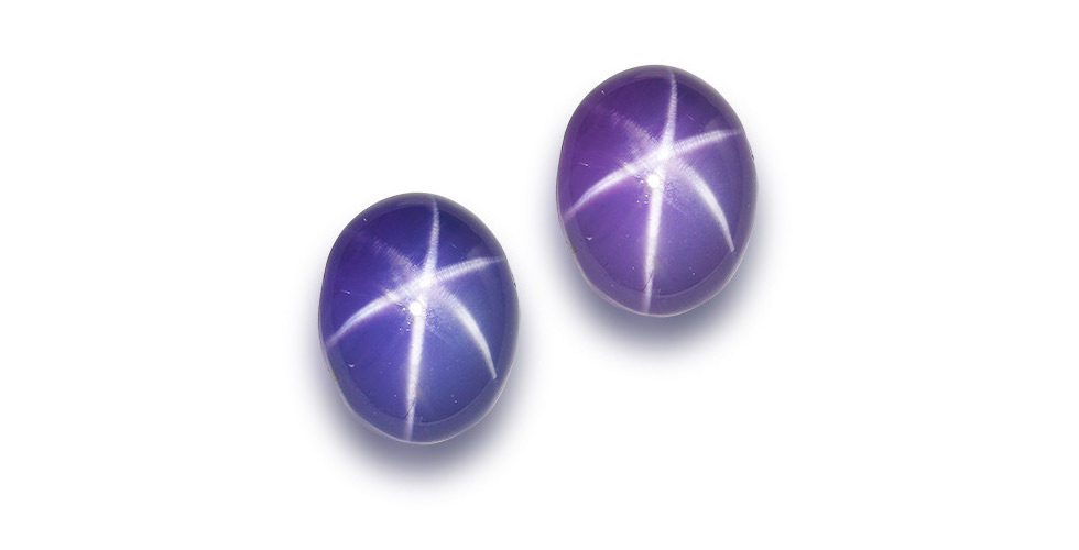 A loose colour-change cabochon star sapphire weighing 39.98 carats. It is accompanied by a GRS report stating that the natural star sapphire displays colour-change from violetish-blue (daylight) to purple (incandescent light), has no indications of heat treatment and originates from Ceylon (Sri Lanka). Est. $ 22,000 – $ 27,000