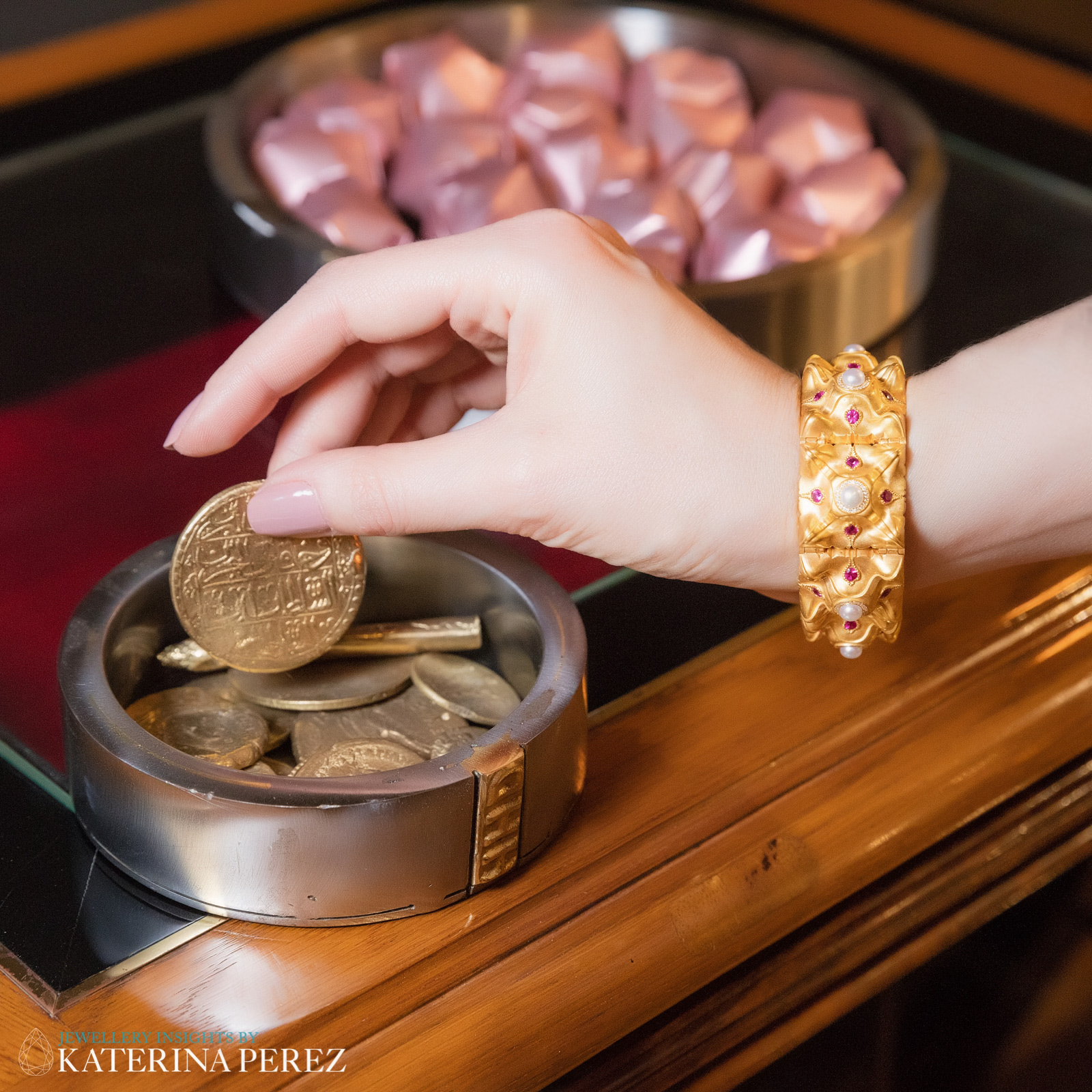 Браслет Henry Dakak L'age d'Or из 21K золота с рубинами, жемчугом и бриллиантами. Фото: Simon Martner.