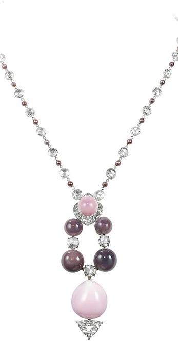 Necklace with conch pearls and diamonds