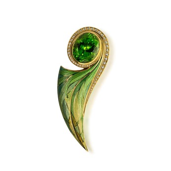 Brooch with peridot, diamonds and enamel in yellow gold