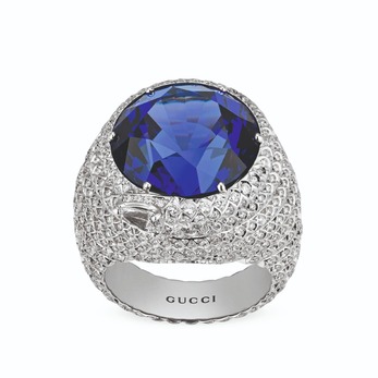 Solitaire ring with sapphire and diamonds 