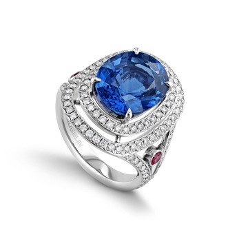 'Glowing Fire' ring with an oval 6.62 ct sapphire from Sri Lanka, as well as 118 brilliant-cut diamonds totalling 0.82 ct