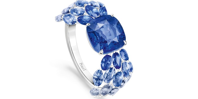 Blue Waterfall ring from Golden Oasis collection with sapphires in white gold