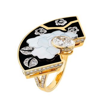 Fleur de Laque ring from the Coromandel high jewellery collection, decorated with lacquer and mother-of-pearl 