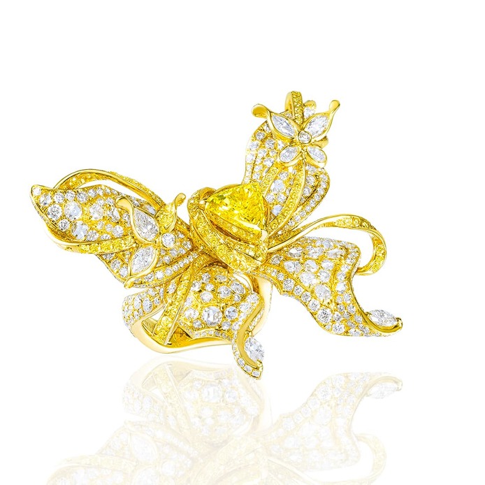 Papillon ring with yellow and white diamonds