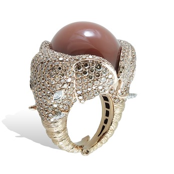 Elephant ring in gold with a brown moonstone cabochon surrounded by white diamonds and 581 brown diamonds