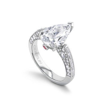 Pear-shaped diamond ring with multi-cut diamond shoulders 