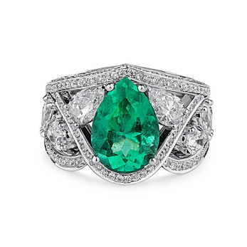Ring with a pear-shaped natural emerald of 2.82 carats and diamonds 