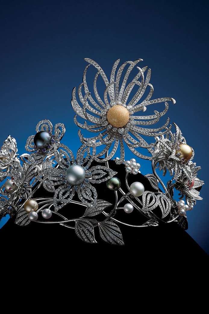 Тиара Mikimoto «Dreams & Pearls» с жемчугом мело и конк, японским жемчугом акойя, черным, белым и золотым жемчугом Южных морей, а также цветными драгоценными камнями и бриллиантами, созданная в честь 120-летия бренда в 2013 году