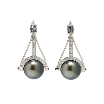 Black pearl earrings with black and colourless diamonds in 18k yellow gold 