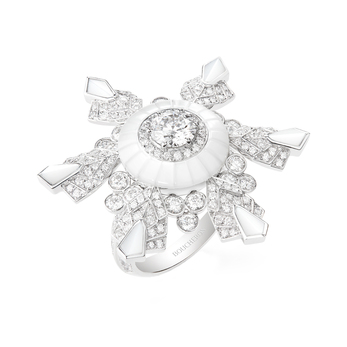 Кольцо 'Flocon' Lumiere de Nuit из белого золота с перламутром и бриллиантами из коллекции L'Hiver Imperiale High Jewellery